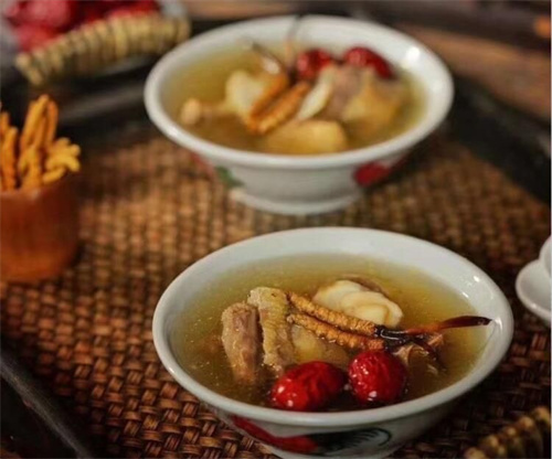 燉冬蟲(chóng)夏草要放冰糖嗎？可根據(jù)個(gè)人口味決定冰糖的用量